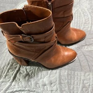 Amazing Vince Camuto boots! Stunning. Size 7.
